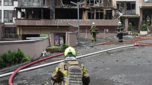 Feuerwehrleute bei einem zerstörten Gebäude in Kiew
