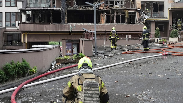 Feuerwehrleute bei einem zerstörten Gebäude in Kiew