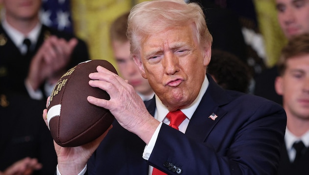 Noch wird mit dem Ding, das US-Präsident Donald Trump hier in Händen hält, American Football ...