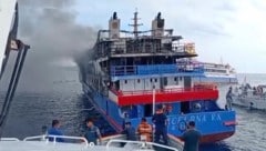 In Indonesien ist Feuer auf einer Fähre ausgebrochen. Mehrere Menschen kamen dabei ums Leben.