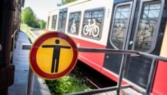 Polizei und Feuerwehr stoppten die Bahn sofort, auch ein Rettungshubschrauber war im Einsatz.
