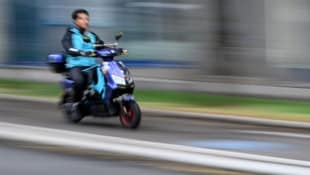 E-Mopeds auf Rad- oder gar Gehwegen sind vielen Menschen ein Dorn im Auge.
