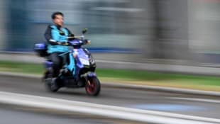 Neben dem Radweg-Verbot werden auch Kennzeichen und eine Helmpflicht für die E-Mopeds ...