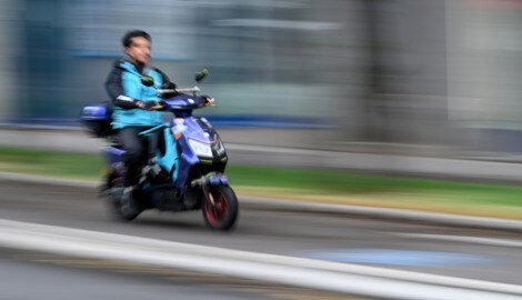 E-Mopeds auf Rad- oder gar Gehwegen sind vielen Menschen ein Dorn im Auge.