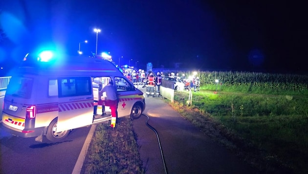 Die Einsatzkräfte kümmerten sich um die vier verunfallten jungen Menschen.