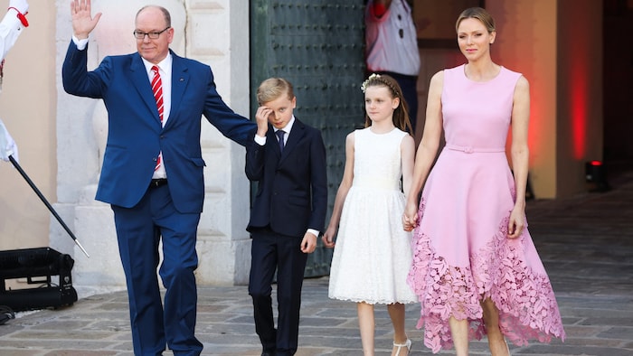 Fesches Fürstenpaar: Albert brachte seine Zwillinge Jacques und Gabriella sowie Ehefrau Charlène ...