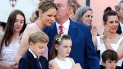 Für seine schöne Ehefrau Charlene gab es von Fürst Albert beim Thronjubiläum ein Küsschen.