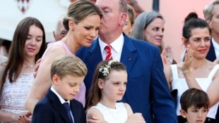 Für seine schöne Ehefrau Charlene gab es von Fürst Albert beim Thronjubiläum ein Küsschen.
