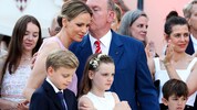 Für seine schöne Ehefrau Charlene gab es von Fürst Albert beim Thronjubiläum ein Küsschen.