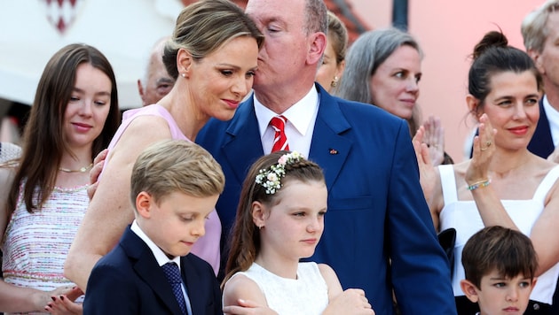 Für seine schöne Ehefrau Charlene gab es von Fürst Albert beim Thronjubiläum ein Küsschen.