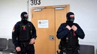 Saal 303 im Wiener Landl ist am Montag streng bewacht.