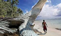 Tuvalu, das Südsee-Paradies wird vom Klimawandel und vom Ansteigen des Meeresspiegels stark ...