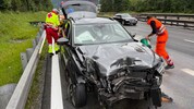 Das Auto wurde durch den Crash massiv beschädigt.