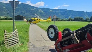 Der Traktor kippte bei dem Aufprall aufs Dach.