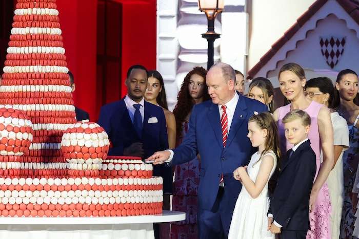 Gespannt beobachteten Gabriella und Jacques, wie Papa Albert die XXL-Torte anschnitt.