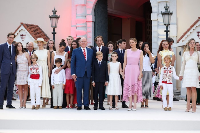Die gesamte Fürstenfamilie war gekommen, um Fürst Albert hochleben zu lassen.