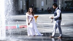 Schuhe aus und ab in den Brunnen: Auch diesem Brautpaar in Turin wurde es zu heiß.