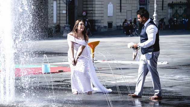 Schuhe aus und ab in den Brunnen: Auch diesem Brautpaar in Turin wurde es zu heiß.