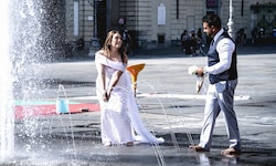 Schuhe aus und ab in den Brunnen: Auch diesem Brautpaar in Turin wurde es zu heiß.