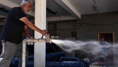 Wasserwerke-Mitarbeiter Subhil Olayan überprüft den Druck in den Leitungen.