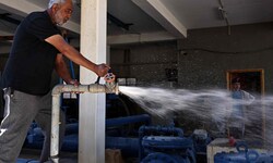 Wasserwerke-Mitarbeiter Subhil Olayan überprüft den Druck in den Leitungen.