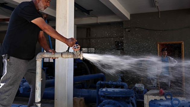 Wasserwerke-Mitarbeiter Subhil Olayan überprüft den Druck in den Leitungen.