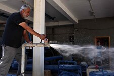 Wasserwerke-Mitarbeiter Subhil Olayan überprüft den Druck in den Leitungen.