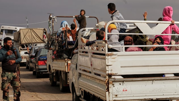 Zivilpersonen flüchten aus der syrischen Provinz Sweida.