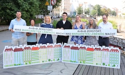 Margaretens Bezirksvorsteher Michael Luxenberger (Grüne, in der Bildmitte) mit Vertretern der ...