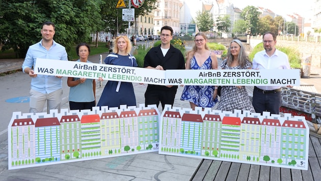 Margaretens Bezirksvorsteher Michael Luxenberger (Grüne, in der Bildmitte) mit Vertretern der ...
