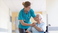 Pfleger im Spital werden weiter ihren Dienst verrichten. Gespart wird zunächst (!) bei den ...