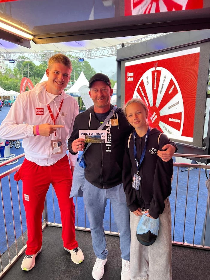 Manuel Mört mit Tochter aus Poggersdorf (Kärnten) holten sich zwei Karten für den heutigen ...