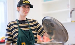 Larissa Em kocht mit Fleisch, verzichtet selbst aber gerne auf tierische Produkte. 