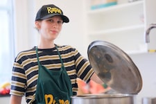Larissa Em kocht mit Fleisch, verzichtet selbst aber gerne auf tierische Produkte. 
