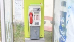 Ein Mann rief von einer Telefonzelle in der Schottenpassage den Polizeinotruf an und drohte, ...