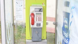Ein Mann rief von einer Telefonzelle in der Schottenpassage den Polizeinotruf an und drohte, ...