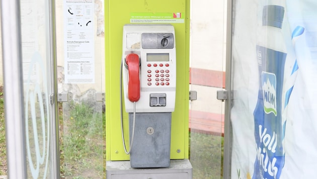 Ein Mann rief von einer Telefonzelle in der Schottenpassage den Polizeinotruf an und drohte, ...