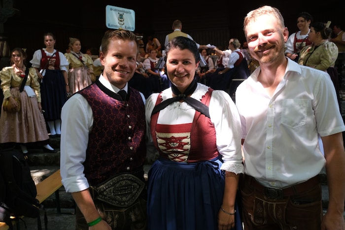 Musikbund-Obmann Alexander Stumpf, Presselady Judith Haaser und Wildschönau-Bürgermeister Hannes ...