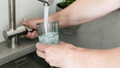 Legionellen werden per Tröpfcheninfektion übertragen und fühlen sich in Wasser wohl.