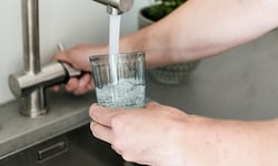 Legionellen werden per Tröpfcheninfektion übertragen und fühlen sich in Wasser wohl.