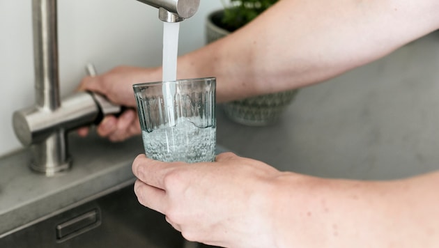 Legionellen werden per Tröpfcheninfektion übertragen und fühlen sich in Wasser wohl.