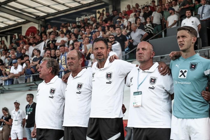 Johannes Handler (Mitte) ist bei den Spielen der U21-Elf mittendrin im Betreuerteam am ...