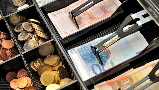 Der Täter bedrohte die Kassiererin und ergriff mit den Geldscheinen die Flucht.