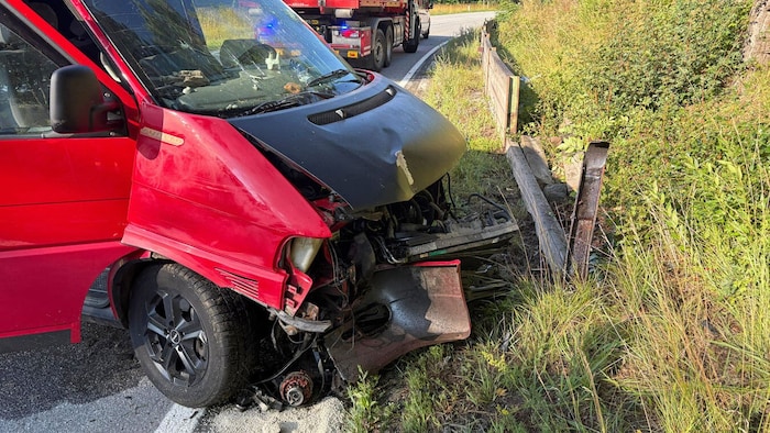 Die Feuerwehr kümmerte sich um das Wrack.