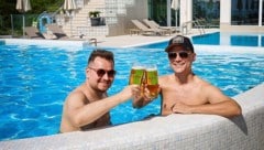 Patrick Pöhl (li.) und Kevin Kridlo , alias „Harris &amp; Ford“ beim gepflegten Nachmittagsbier ...