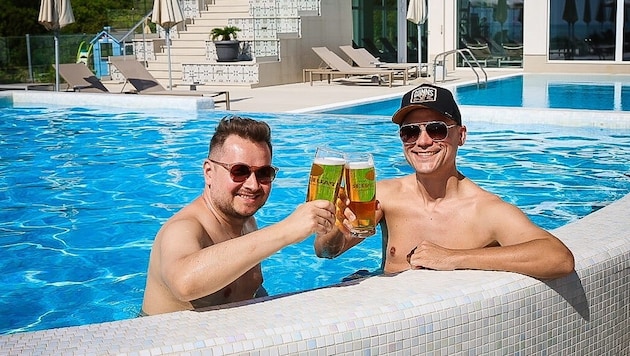 Patrick Pöhl (li.) und Kevin Kridlo , alias „Harris & Ford“ beim gepflegten Nachmittagsbier im ...