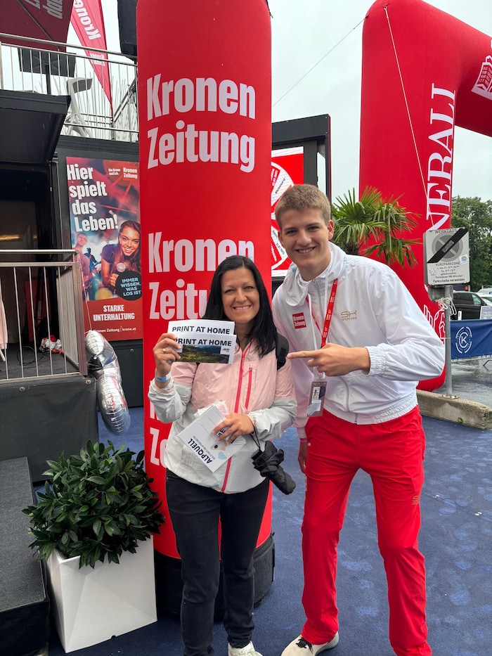 Carmen Reiter aus Waidring nahm von Sebastian gerne die Tickets entgegen.