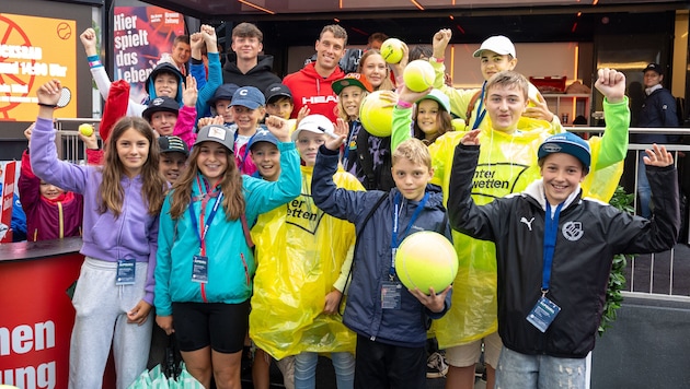 Gruppenbild mit Österreichs derzeitiger Nummer eins im Tennis, Filip Misolic. Hoffentlich können ...