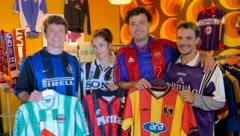 Gajdusek (2.v.re.) präsentiert mit Freunden stolz seine Sammlung.