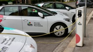 Mit dem Elektro-Mietauto das Urlaubsland erkunden – das wäre die Idee der EU-Kommission.